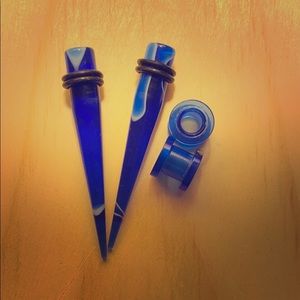 NWT 0G/8MM acrylic taper and Plug set💙